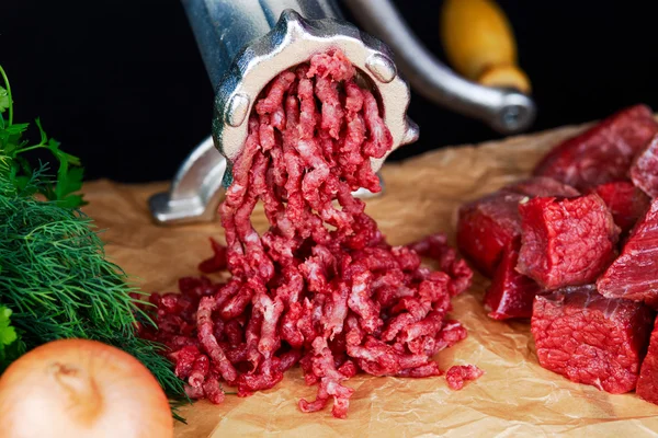 Picadora cruda con carne fresca de res picada — Foto de Stock