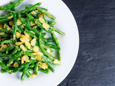 Yeşil fasulye kavrulmuş sarımsak ve badem kuşbaşı