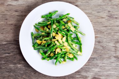 Yeşil fasulye kavrulmuş sarımsak ve badem kuşbaşı