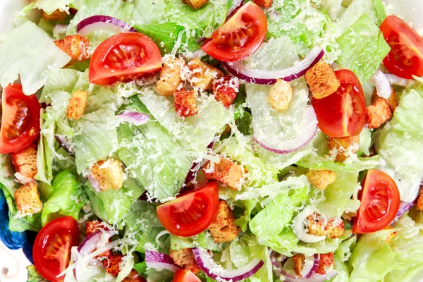 Salată proaspăt sănătoasă Classic Caesar pe farfurie. Închide — Fotografie, imagine de stoc