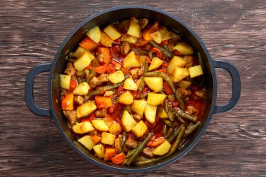 buharda pişmiş et ve yeşil fasulye ile sebze karışımı