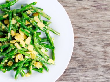 Yeşil fasulye kavrulmuş sarımsak ve badem kuşbaşı