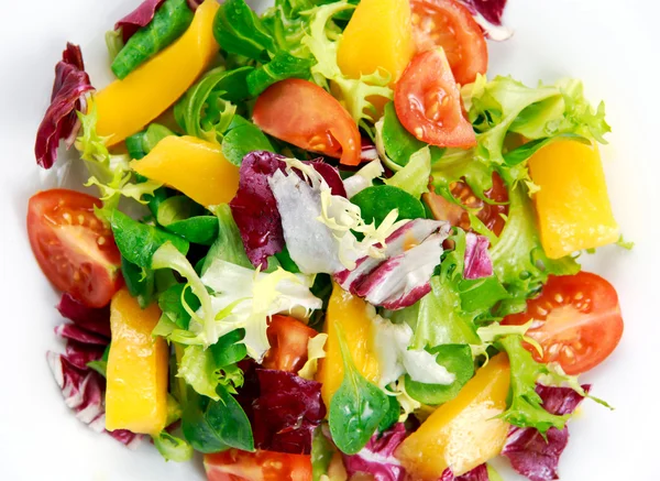 Mélange de légumes frais et mangues Salade — Photo