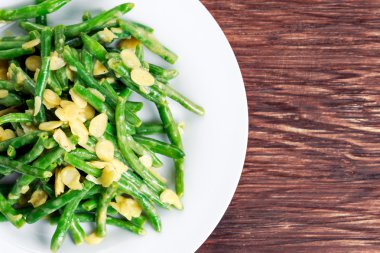 Yeşil fasulye kavrulmuş sarımsak ve badem kuşbaşı