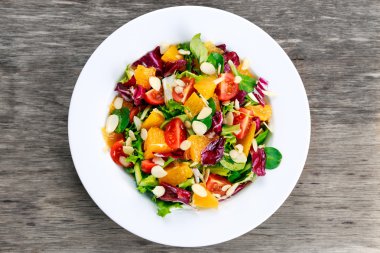 Taze portakal, sebze salatası. ahşap masa.