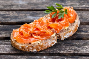 Taze ev yapımı sandviç somon eski ahşap tablo