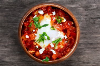 Taze yumurta haşlanmış yumurta, domates sosu ve kırmızı, sarı biber, soğan