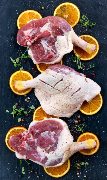 Patas de pato con naranjas y hierbas en la mesa de piedra azul . —  Fotos de Stock