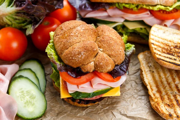 햄과 치즈, 야채와 함께 구운된 샌드위치 — 스톡 사진