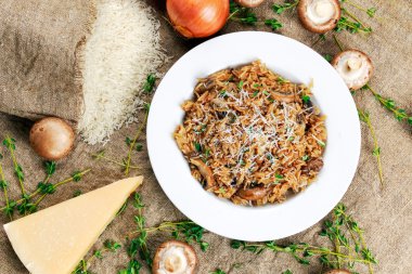 Risotto mantar parmesan peyniri, taze otlar, pirinç, soğan ile.