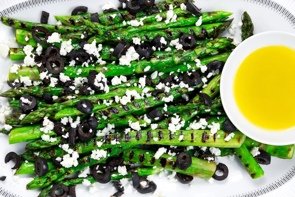 Gegrillter Spargelsalat mit Feta-Käse, Oliven und Sauce — Stockfoto