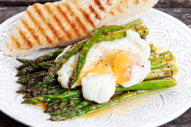 Benedict yumurta ile Izgara kuşkonmaz ve dilim ekmek