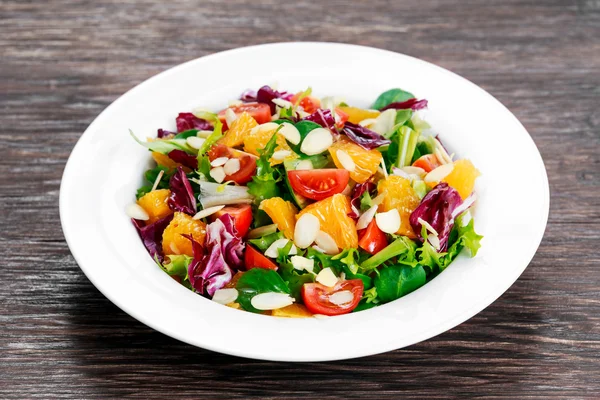 Laranja fresca, salada de legumes em mesa de madeira . — Fotografia de Stock