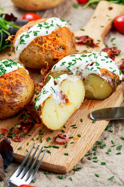 Sıcak fırında patates peynir, pastırma, chives ve ekşi krema ile — Stok fotoğraf