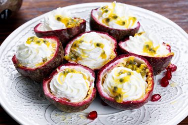 Tahta bir arka planda olgun tutku meyvesi