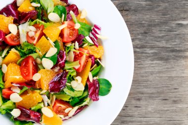 Taze portakal, sebze salatası. ahşap masa.