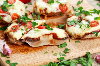 Peynir ve erik domates ile pişirilmiş mantar dolması