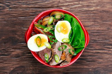 Ördek bir kapta yumurta, sebze ve Ördek etli erişte