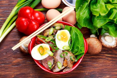 Ördek bir kapta yumurta, sebze ve Ördek etli erişte