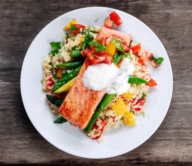 Pan kızarmış somon ile ihale kuşkonmaz, kabak hizmet ile tatlı domates, sarı biber, Yunan Yoğurtlu kuskus karışık