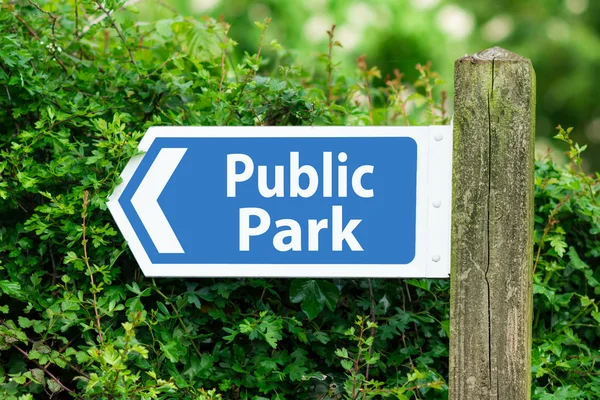Richtungspfeil, Hinweisschild zum öffentlichen Park in blauer Farbe — Stockfoto