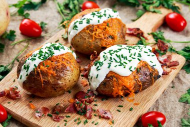 Sıcak fırında patates peynir, pastırma, chives ve ekşi krema ile.