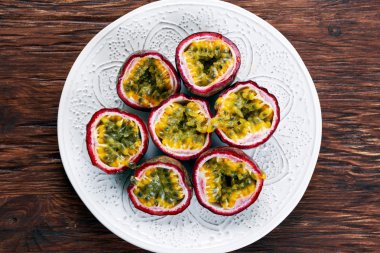 Tahta bir arka planda olgun tutku meyvesi