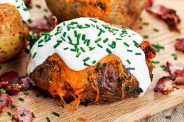 Sıcak fırında patates peynir, pastırma, chives ve ekşi krema ile.