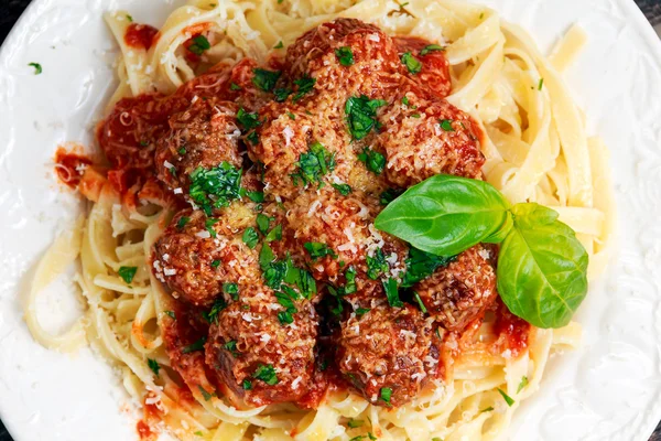 Italienische Pasta Spaghetti mit Frikadellen in Tomatensauce — Stockfoto