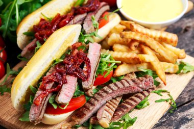 Ev mayones ve patates kızartması ile mükemmel biftek sandviç