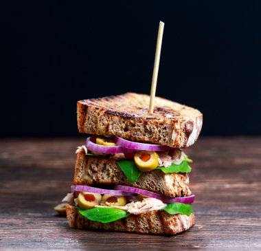 Izgara ton balıklı sandviç soğan, zeytin ve nar taneleri ile.