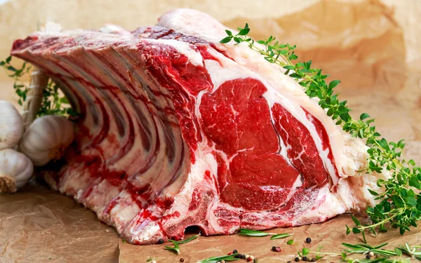 Costela de carne crua fresca grosseiramente picada. com ervas . — Fotografia de Stock