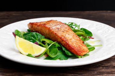 Kızarmış somon fileto sebze ve limon ile servis