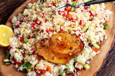 Sebzeler, otlar ve ahşap tahta üzerinde domuz eti pilav