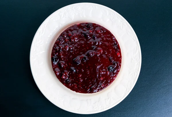 Siyah dut meyve cheesecake plaka üzerinde. üstten görüntülemek — Stok fotoğraf