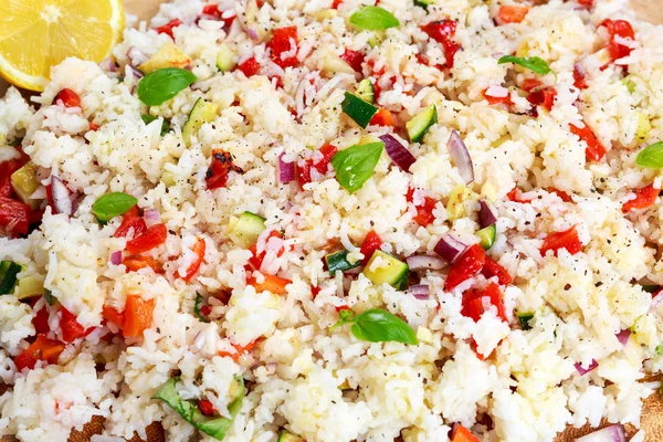 Ev yapımı sıcak pirinç ve sebzeler, otlar ahşap tahta üzerinde