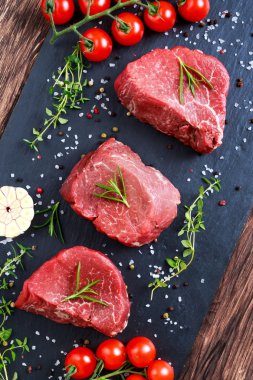 Taze çiğ dana biftek Mignon, tuz, karabiber, kekik ve sarımsak ile.