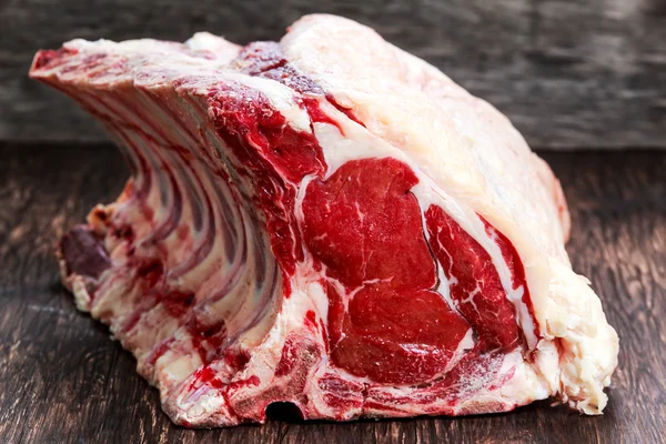 Färsk rå nötkött ben rib ungefär choppid på träbord — Stockfoto
