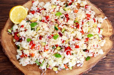 Ev yapımı sıcak pilav ve sebze. otlar ile ahşap tahta üzerinde