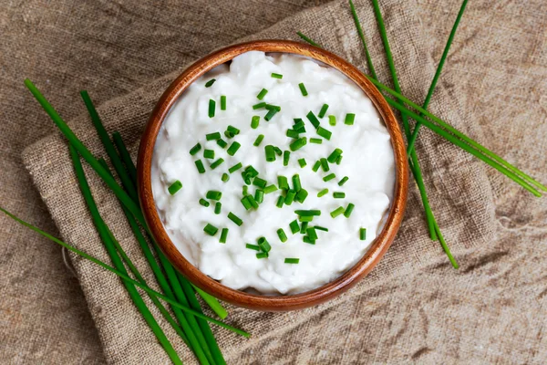 Túrós, sajtmártás, fából készült bowl. háttér — Stock Fotó