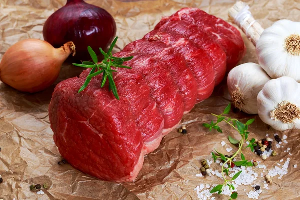 Carne fresca de lombo de vaca crua pronta para cozinhar — Fotografia de Stock