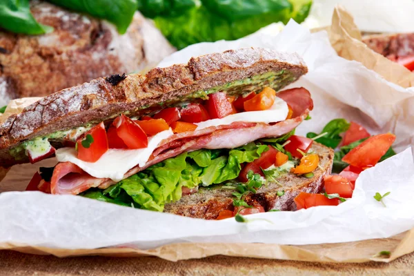 Sanduíche fresco com alface de bacon Tomate e Mozzarella — Fotografia de Stock