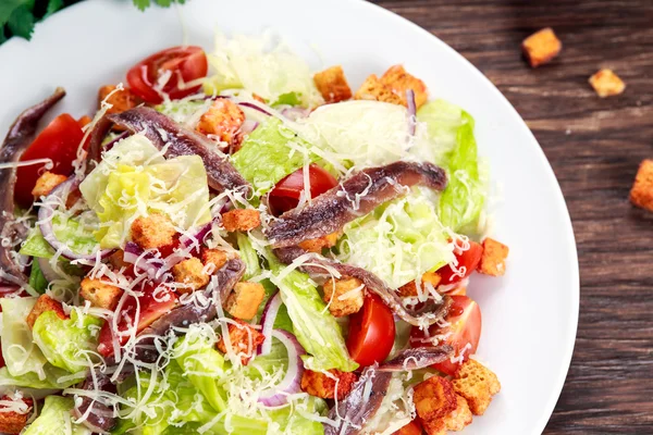 Hamsi taze sağlıklı klasik Sezar salatası.