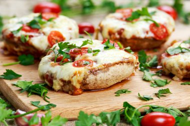 Peynir ve erik domates ile pişirilmiş mantar dolması