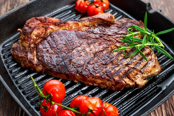 야채와 함께 철 팬에 구운된 쇠고기 등심 스테이크. — 스톡 사진