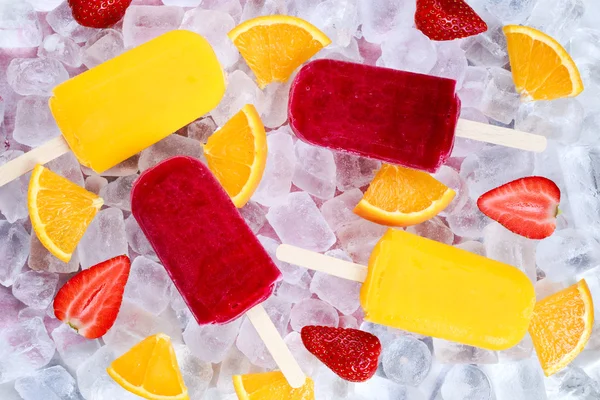 果実と氷の背景に爽やかなフルーツ アイス キャンデー キャンデー. — ストック写真