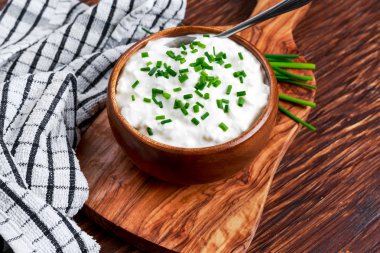 Frenk soğanı ahşap kase süzme peynir.