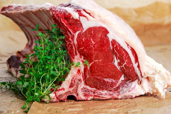Färsk rå nötkött ben rib ungefär choppid. med örter. — Stockfoto