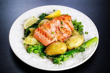 Pan kızarmış patates ve tenderstem brokoli ile Somon hizmet.