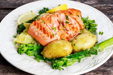 Pan kızarmış patates ve tenderstem brokoli ile Somon hizmet.